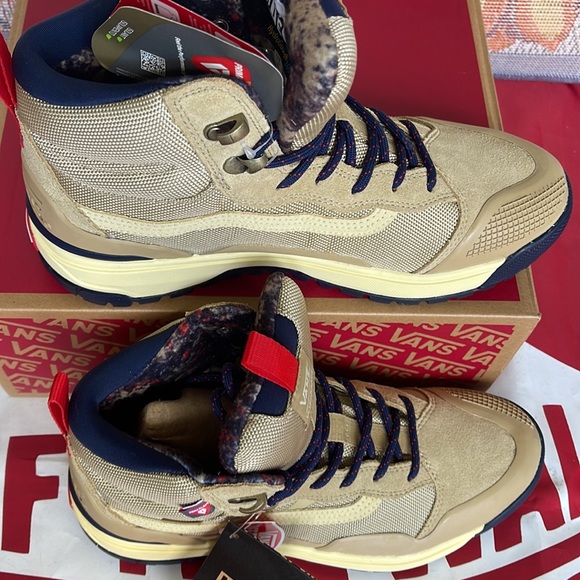 Vans WMNS Ultrarange Exo
Taos Taupe
VN0A4BVSYUU
Sneakers Boots - Picture 4 of 16